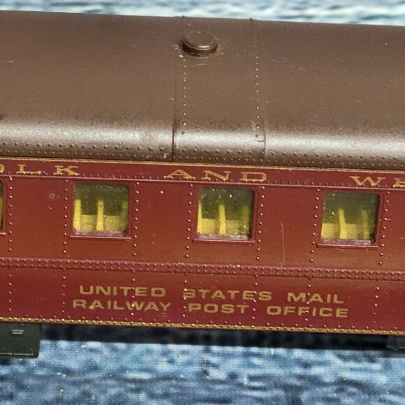 Vintage H.O scale Norfolk and Western US mail postage train car maroon and brown - Picture 5 of 16